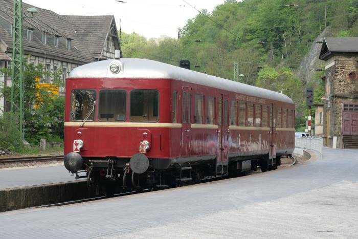 Der T62 vom Verein Brcke e.V. ist ein 1952 gebauter  Esslinger . Mit der Bau Nr. 23504 wurde er an die Hildesheim-Peiner Kreisbahn ausgeliefert. 2002 erwarb ihn Brcke und nahm ihn restauriert 2004 in Betrieb. Seine Farbgebung ist dem T3 der Halberstadt-Blankenburger Eisenbahn nachempfunden. (MAN,1938 - DR VT 137 571) Der T62 wird zu Sonderfahrten auf den Strecken um Blankenburg/Harz eingesetzt. Rbeland, 14.05.08