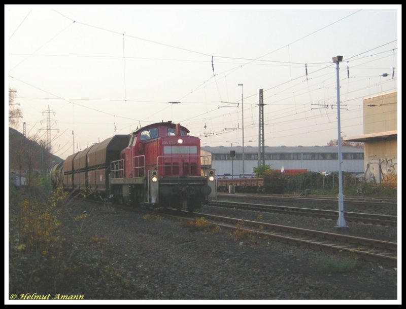 Der tgliche Gterzug des Clariant-Werkes stand am 27.11.2006 bei der bergabe an die DB mit 294 634 auf dem Anschlugleis gleich hinter dem Bahnbergang an der Elektronstrae in der Nhe des Bahnhofes Frankfurt am Main-Griesheim.