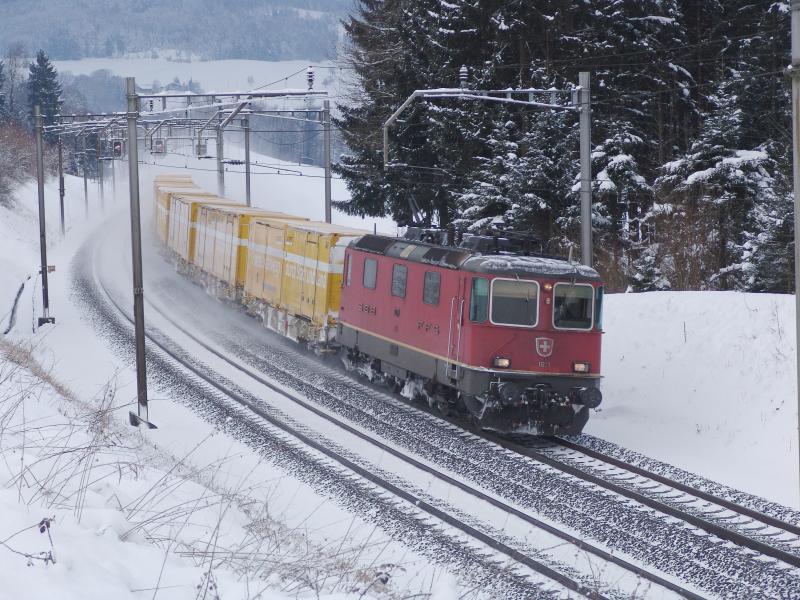 Der tgliche Postzug wir meisten mit einer Re 4/4 gefhrt. Hier (Streckenabschnitt Rotkreuz - Oberrti) zieht die Re 4/4 11279 den Postzug in richtung Norden.