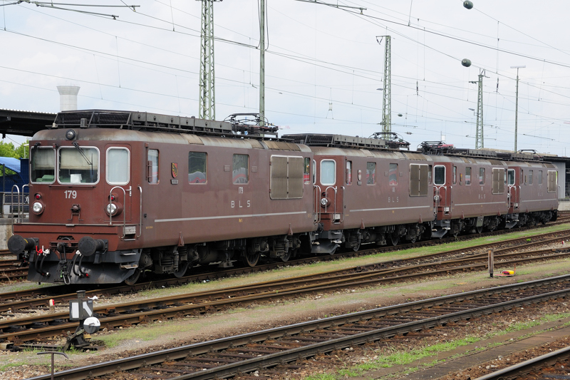 Der Tag begann vielversprechend: Gleich 4 Exemplare der Re 4/4 der BLS in brauner Ursprungslackierung standen als Lokzug in Basel Bad Bf. (10.08.09).