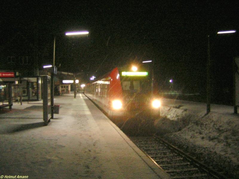 Der Tag war bei dieser Aufnahme am 12.03.2006 gerade mal 22 Minuten alt. Das Licht der Lampen des 423 904 auf der S4 nach Langen, der am anderen Endpunkt der Linie in Kronberg abfahrbereit steht, beleuchtete die dicken Schneeflocken, die in dieser Nacht vom Himmel fielen. Als die Bahn zwei Minuten spter abfuhr, sa ich darin, auf dem Weg zu einer besonderen Veranstaltung, mehr dazu zeigen die folgenden Aufnahmen.