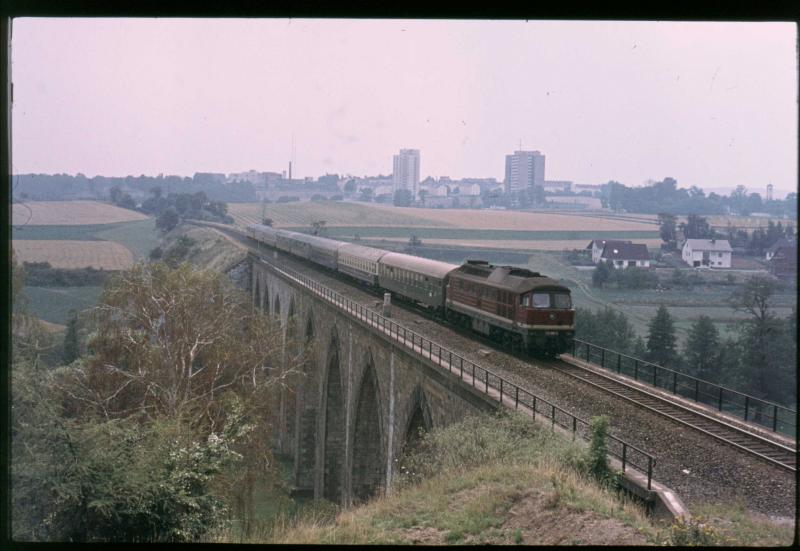 Der Tag war nicht so recht geeignet schne Dias anzufertigen doch mich reizte das Bild mit der DDR Diesellok auf der Saalebrcke bei Hof lange vor der Wende im Jahr 1982 