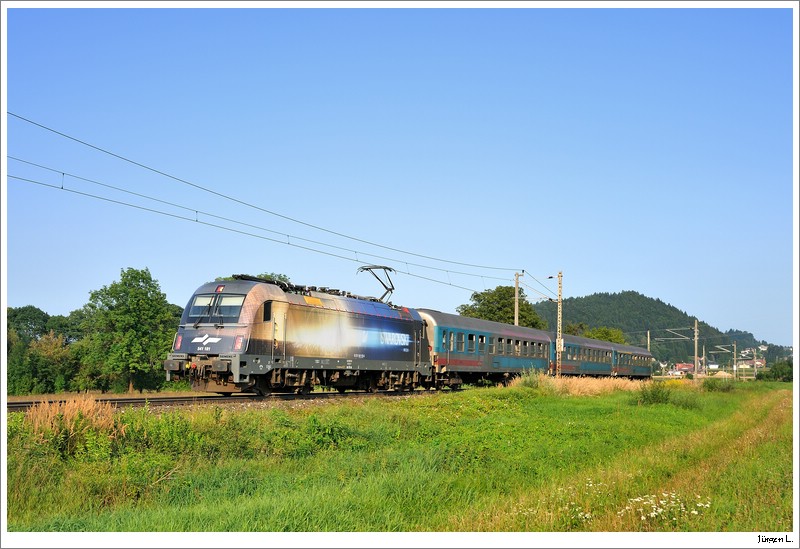 Der Tag war perfekt. IC312 (Ljubljana - Villach) kam mit 541-101 (Swarovsky) daher. So hatte ich innerhalb dieses Tages alle slowenischen Werbeloks fotografiert. *gg* Faak am See, 20.8.2009.