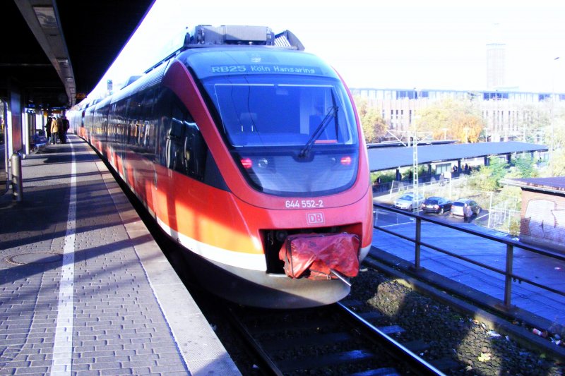 Der talent steht in K�ln Deutz. 