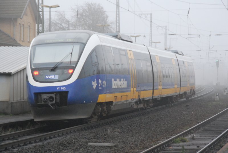 Der Talent VT703 der NordWestBahn beim verlassen des in Nebel geh�llten Bahnhof Brackwede in Richtung M�nster am 06.12.2008
