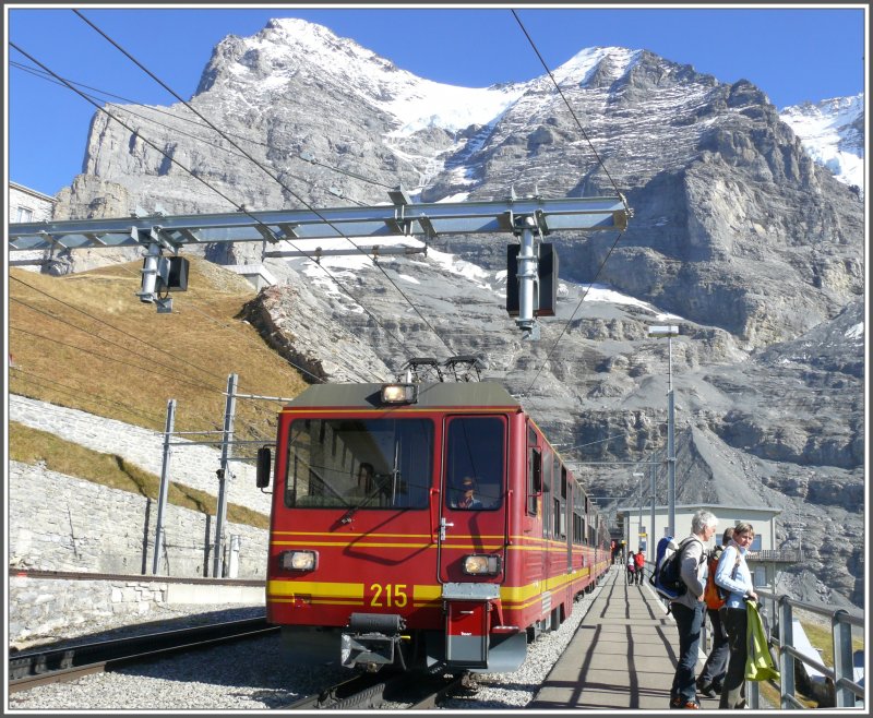 Der talwrts fahrende BDhe 4/8 215 hat soeben bei Eigergletscher die Nordwand verlassen und der Lokfhrer muss sich wieder ans gleissende Sonnenlicht gewhnen. (11.10.2007)