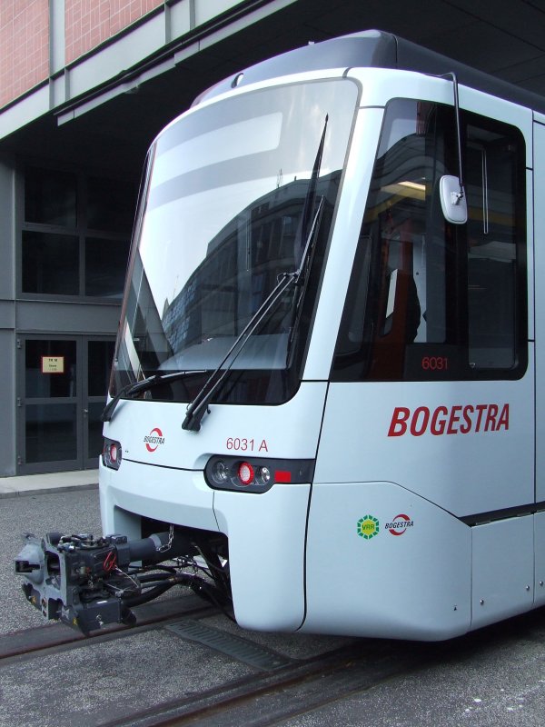 Der Tango von Stadler fr die Bochumer Bogestra am 25.09.2008 auf der Innotrans in Berlin.