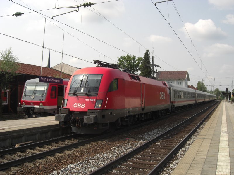 Der Taurus 1116 132-0 mit einem IC von Mnchen kommend in Richtung Salzburg fahrend bei seinem Zwischenstop in Prien am Chiemsee. Aufgenommen am 1. Mai 2009