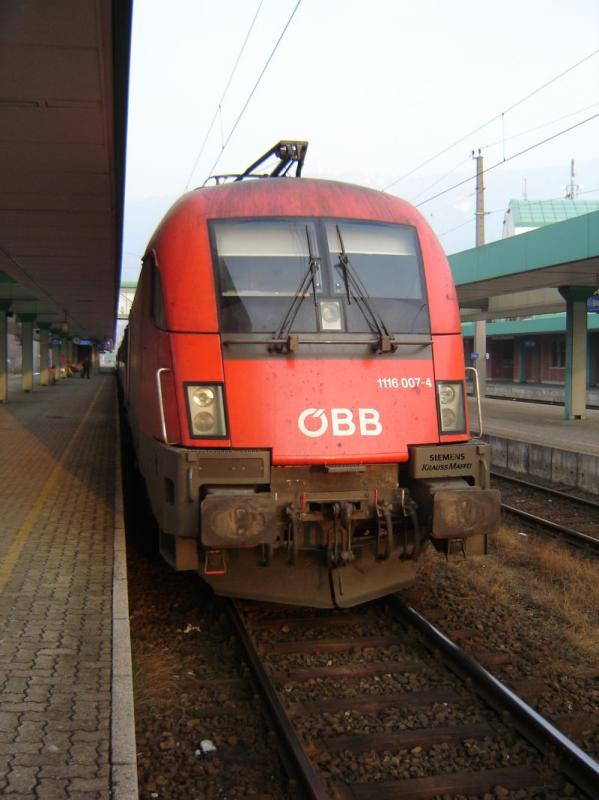 Der Taurus der BB fhrt nach dem rangieren der lok weiter nach Wien Westbf. Hier in Bregenz.