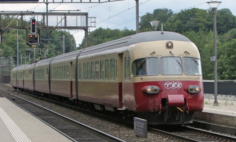Der TEE  Gottardo  bringt die Gste zur Premiere der Freilichtfestspiele  D'Gotthardbahn  nach Gschenen; hier rauscht er durch den Bahnhof Mellingen-Heitersberg/AG auf dem Weg von Aarau zum letzten Halt nach Zrich.  6.Juli 2007