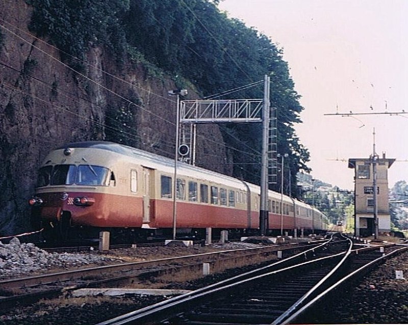 Der TEE  Gotthardo  von Milano nach Zürich verlässt gerade den Bahnhof Como S.G.
11. Juni 1985 (Gescanntes Foto)