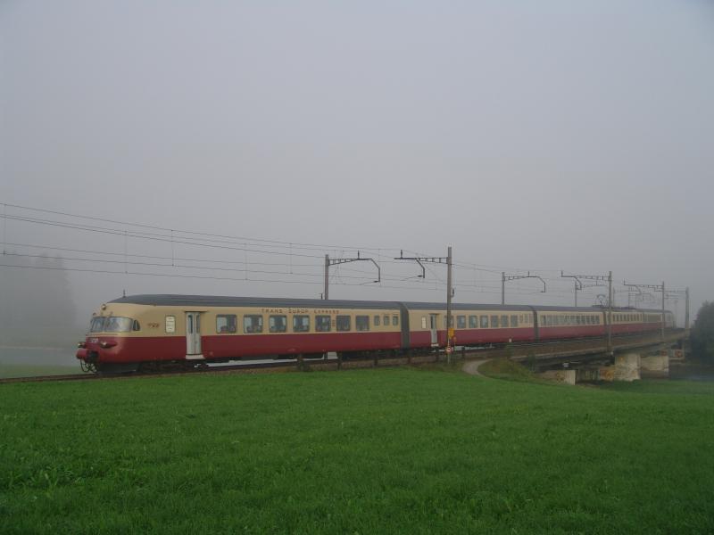 Der TEE kommt gerade aus dem Morgennebel und berquert die Reussbrcke zwischen Oberrti und Rotkreuz 