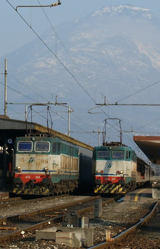 Der Text scheint nicht zum Bild zu passen und ist doch richtig: E 656 064 mit CIS 51 und E 656 449 mit CNL 40421 warten in Domodossola auf die Abfahrt nach Milano Centrale
18. Februar 2009