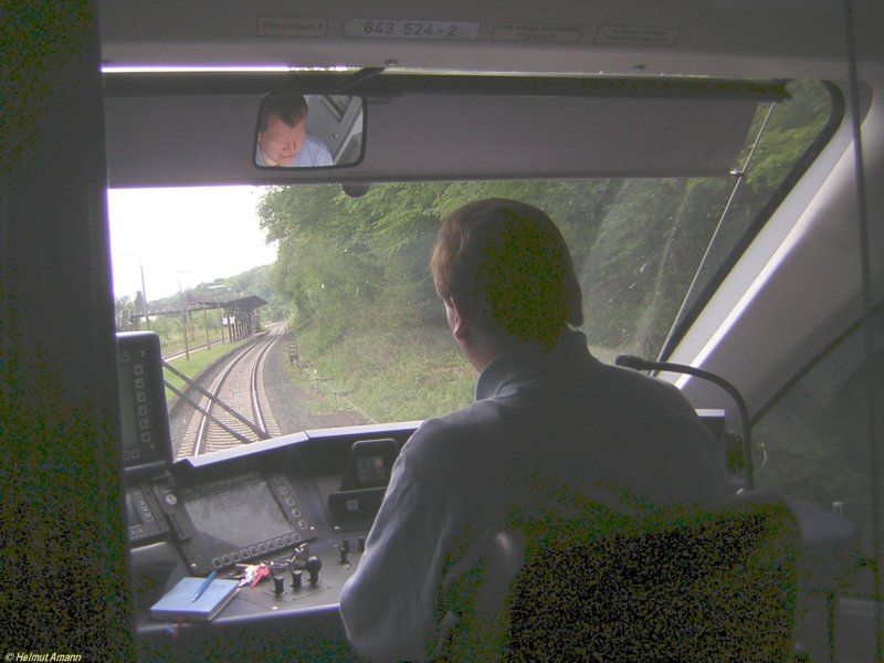 Der Tf von 643 524 hatte am 05.06.2006 die Tr des Fhrerstands im geffneten Zustand arretiert, so konnte ich an der Tr stehend diesen Ausblick auf die Strecke fotografieren. Die Aufnahme entstand auf der Fahrt von Limburg nach Weilburg im Lahntal bei der Einfahrt in den Bahnhof Kerkerbach.