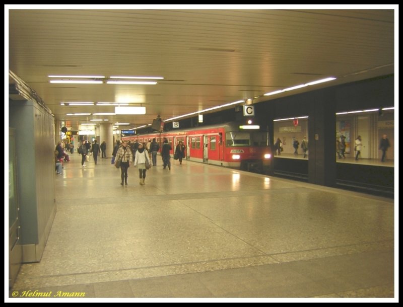 Der Tf der S3 nach Bad Soden hatte am 02.02.2007 nach dem Halt an der Station Konstablerwache das Mikrofon bereits in der Hand und schaute an den Triebwagen 420 294 und 420 276 entlang, ob sich kein Fahrgast mehr an den Tren befand. Anschlieend erfolgte die obligatorische Ansage  Bitte zurckbleiben  und nach dem deutlich vernehmbaren Einschalten des Trennschtzes setzte sich der Zug in Bewegung.