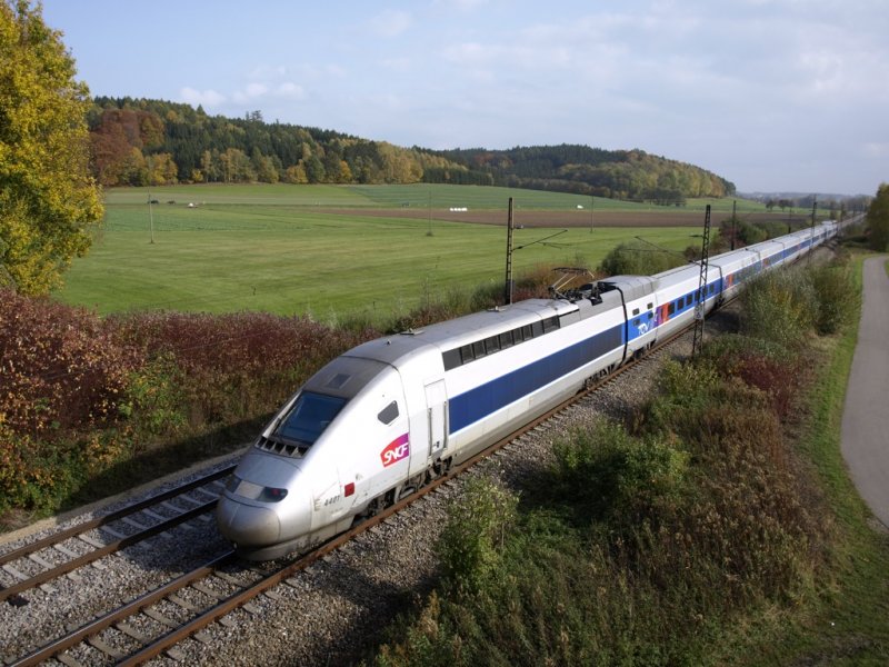 Der TGV 4401 absolviert am 15.10.2008 erste Testfahrten fr die Erlaubnis zur Fahrt in Doppeltraktion in Deutschland. Aufgenommen zwischen Offingen und Mindelaltheim. 15.10.2008. 