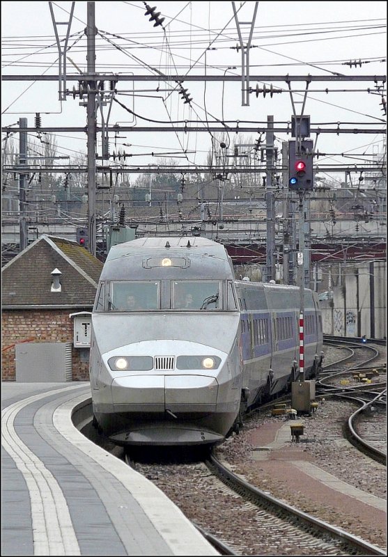 Der TGV 546 fhrt am 24.02.09 durch die  Wachrttelkurve  in den Bahnhof von Luxemburg ein. (Jeanny)
