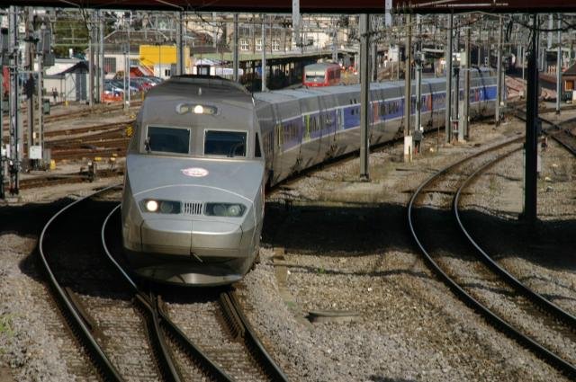 Der TGV bei der Ausfahrt aus dem Bahnhof Luxembourg in Richtung Paris; 08.10.2006