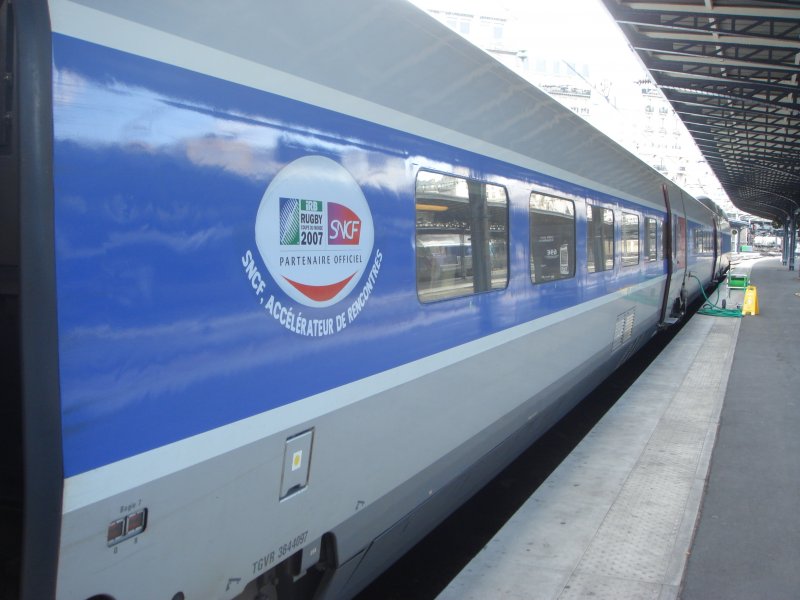 Der TGV ist gleich bereit nach Stuttgart zu fahren. Vorne wird noch Wasser fr die Toiletten nachgefllt. Aufgenommen am 11.07.07 