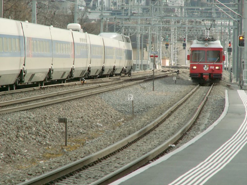 Der TGV und die  kleine Rote  RhB Regionalzug von Rhzns nach Schiers am 02.02.08 kurz vor dem Haltepunkt Chur-Wiesental,whrend der TGV Lyria aus Paris kommend,in wenigen Sekunden den Endbahnhof Chur erreichen wird.