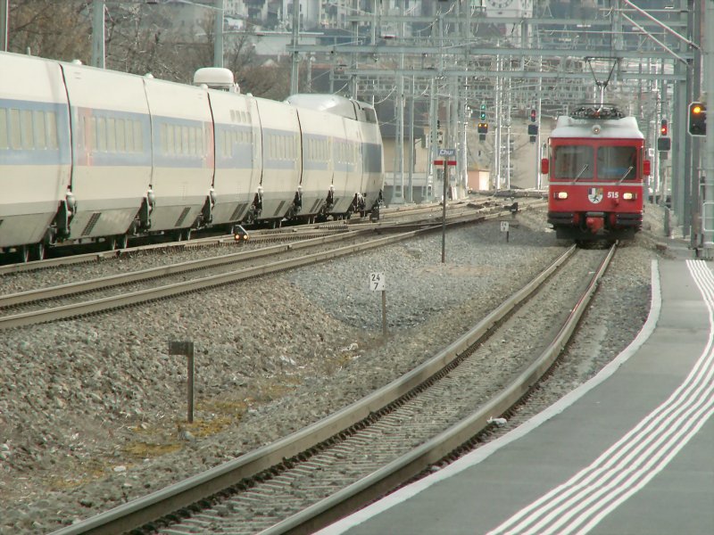 Der TGV und die  kleine Rote  RhB Regionalzug von Rhzns nach Schiers am 02.02.08 kurz vor dem Haltepunkt Chur-Wiesental,whrend der TGV Lyria aus Paris kommend,in wenigen Sekunden den Endbahnhof Chur erreichen wird.