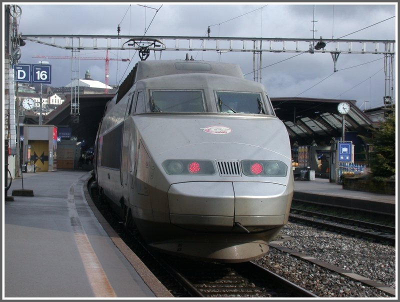 Der TGV nach Paris gare de Lyon wird in die Halle des Zrcher Hauptbahnhofes gefahren. (19.03.2007)