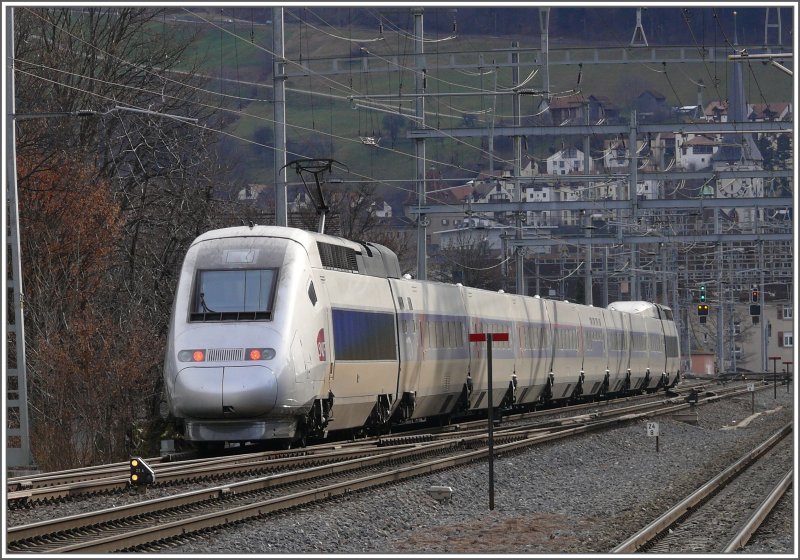 Der TGV nhert sich der Bahnhofseinfahrt von Chur. Der nachfolgende IR aus Basel, der ab Landquart das rechte Gleis bentzte, hat ihn fast eingeholt. Leider keine Parallelfahrt.
Im Hintergrund ist der Turm der Martinskirche erkennbar. (09.12.2007)