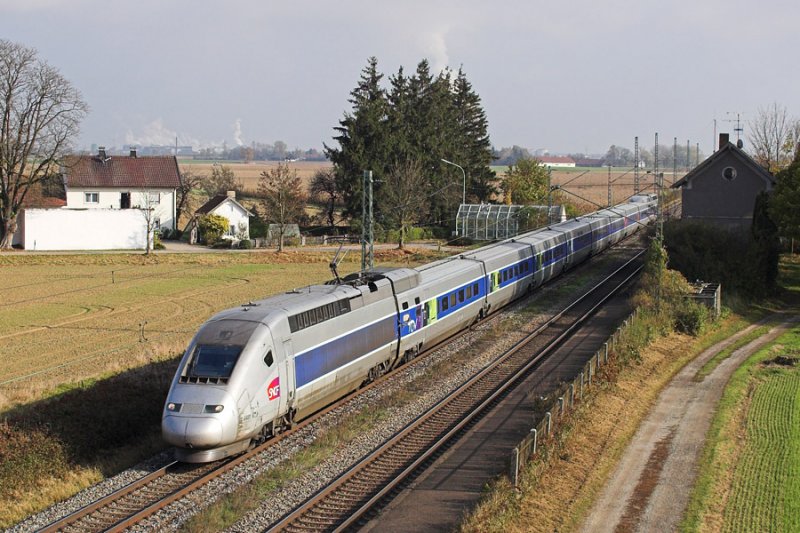 Der TGY POS absolvierte am 24.10.2008 Testfahrten in Ostbayern. Hier wurde er am ehemaligen Bahnhof Stephansposching aufgenommen.