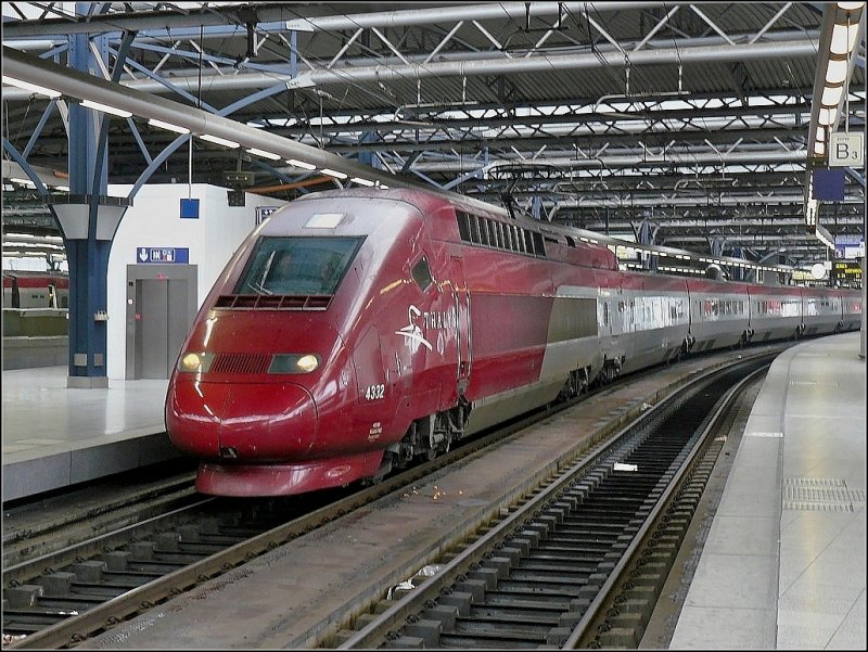 Der Thalys 4332 wird am Morgen des 27.02.09 in Bruxelles Midi nicht mehr gebraucht und verlsst den Bahnhof in Richtung Abstellplatz. (Hans)