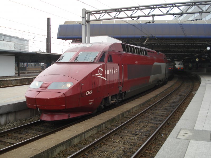 Der Thalys 4550 hlt am 04.04.09 in Bruxelles Midi auf seiner Fahrt von Paris nach Amsterdam. 