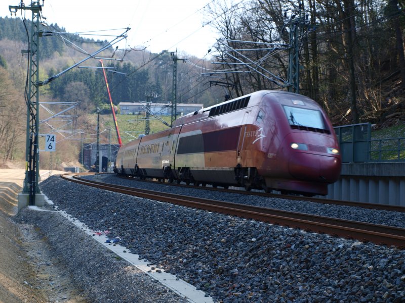 Der Thalys von Kln nach Paris hat den Aachener Hauptbahnhof verlassen und kommt hier aus dem neuen Buschtunnel kurz vor der Belgischen Grenze. Das Tunnelportal auf der linken Bildseite gehrt zum alten Buschtunnel der zur Zeit nicht befahrbar ist.
