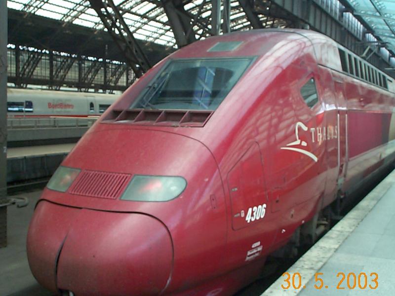 Der Thalys nach Paris nord wartet in Kln Gleis 8 auf seine Abfahrt der Zug hat bereits etwas versptung weil der BGS erst noch einen Betrunkenen aus dem Zug geholt hat.