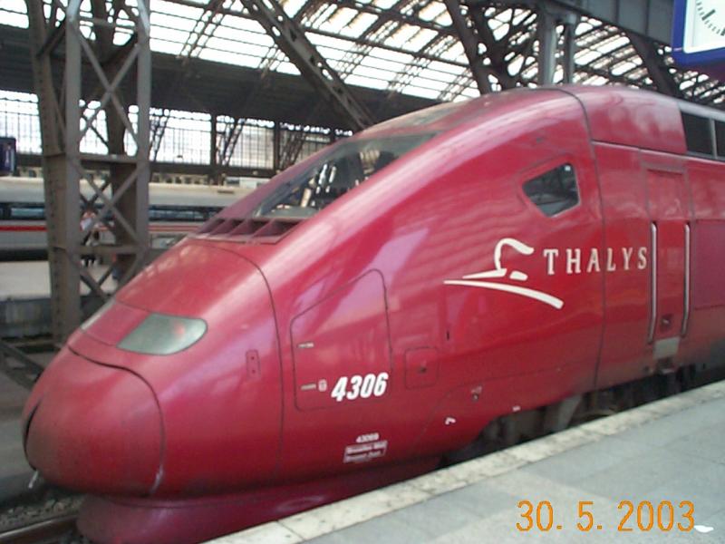Der Thalys nach Paris nord wartet in Kln Gleis 8 auf seine Abfahrt der Zug hat bereits etwas versptung weil der BGS erst noch einen Betrunkenen aus dem Zug geholt hat.