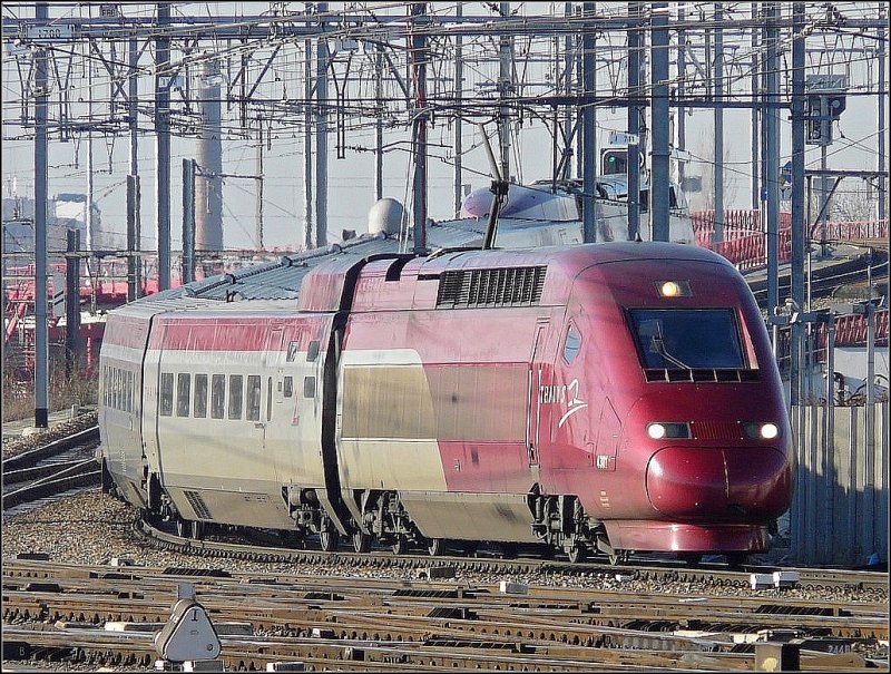 Der Thalys PBKA 4301 kommt am 14.02.09 die Rampe herunter gefahren und wird in krze den Bahnhof Bruxelles Midi erreichen. (Jeanny)