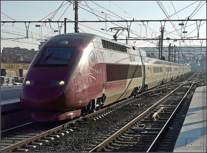Der Thalys PBKA 4305 fhrt im Gegenlicht aus Richtung Kln kommend in den Bahnhof Lige Guillemins ein. 27.12.08 (Jeanny)