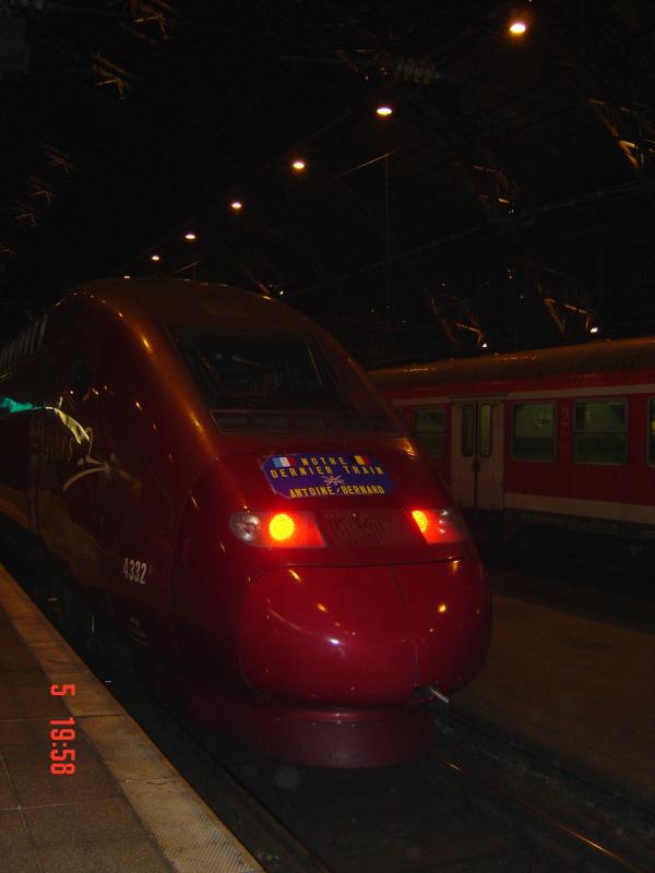 Der Thalys-Triebwagen Richtung Brssel-Midi im Bahnhof Aachen.