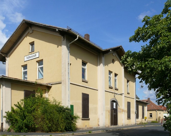 Der Tirschenreuther Bahnhof, seit 2000 wird er nicht mehr benutzt, schlielich wurde das Gebude verkauft! Dieses Bild ist mittlerweile Geschichte da es den Bahnhof nicht mehr gibt, 22.08. 2008

