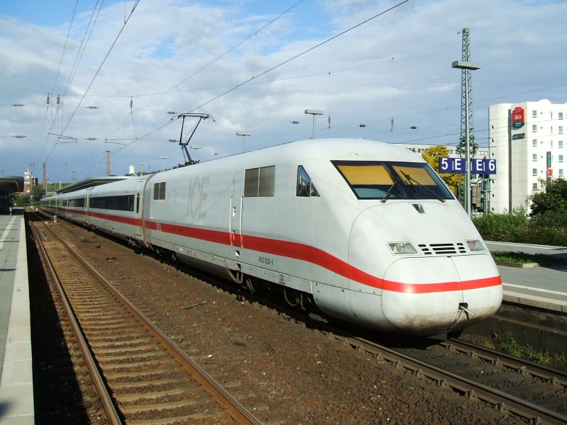 der TK 402 030-1 im Schub des ICE 2  Delitzsch  im Bochumer Hbf.
auf den Weg nach Berlin Ostbahnhof,nchster Halt in 10 Minuten ist Dortmund Hbf.(04.09.2007)