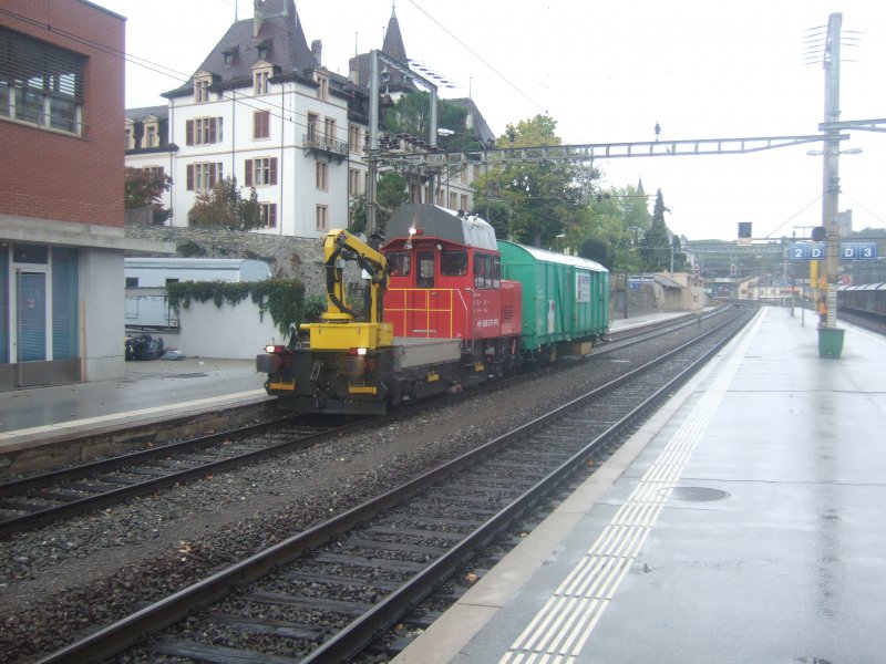Der Tm 234 119 trifft am 12.10.09 mit einem Dienstwagen in Sierre ein.