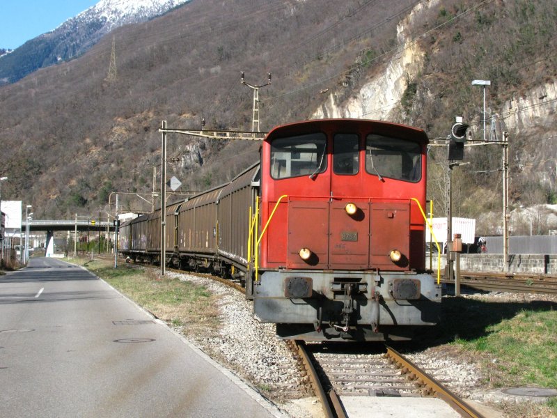 Der Tm 8757 war am 13.03.2009 bei Castione mit Gterwagen beschftigt.