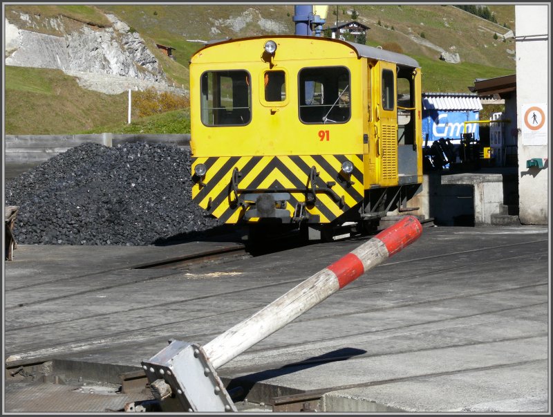 Der Tm oder Tmh 91 steht neben dem Lokschuppen in Realp. Die Drehscheibe im Vordergrund kann mit vier solchen Holzpflcken mit Muskelkraft gedreht werden. (08.10.2007)