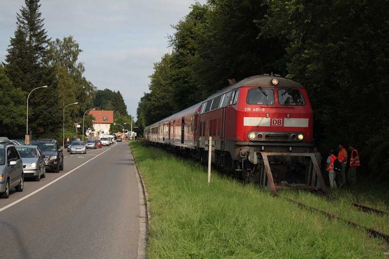 der Tour de Lndle-Sonderzug anm eigens eingerichteten Hp Pfullendorf Stadtgarten.
Aufgrund abgebauter Gleise kann der Bahnhof Pfullendorf nicht mehr angefahren werden.
31.7.2009