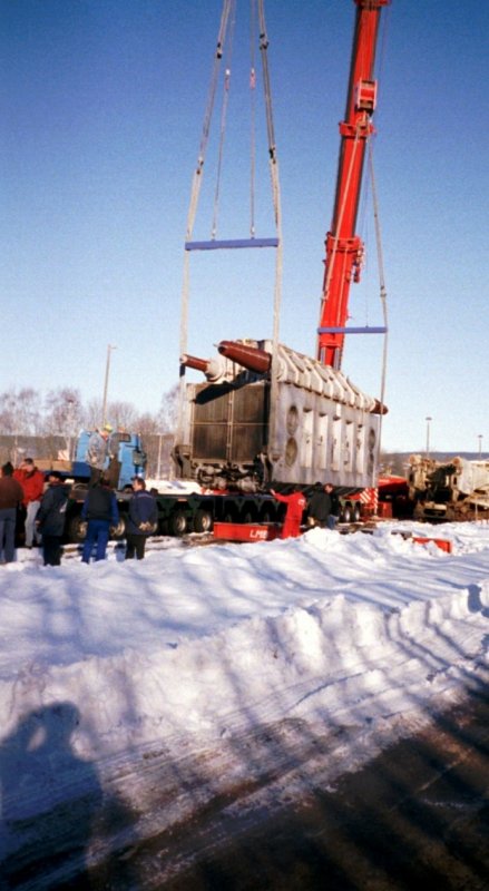 Der trafo wird auf ein gestell geladen um die Tragschnbel ein zu hngen