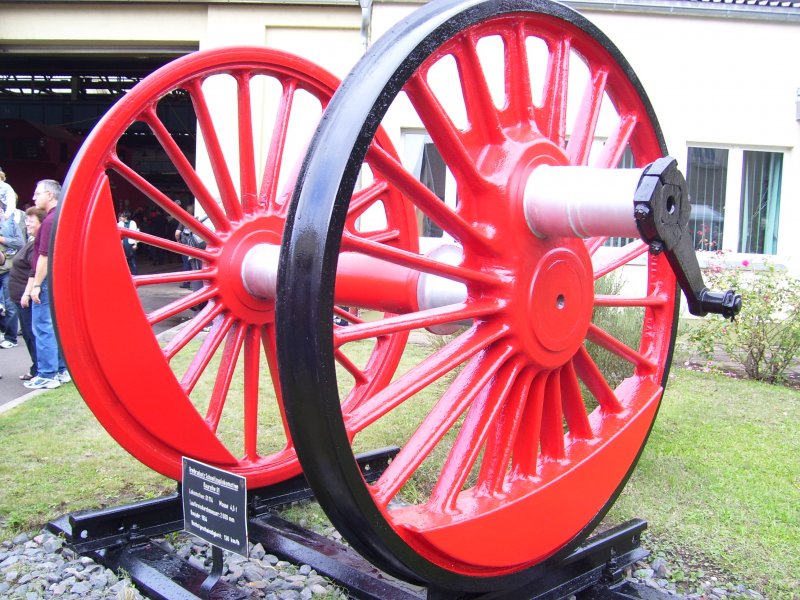 Der Treibradsatz einer BR 01 ist als Denkmal vor dem DLW-Meiningen aufgestellt. (06.09.08)