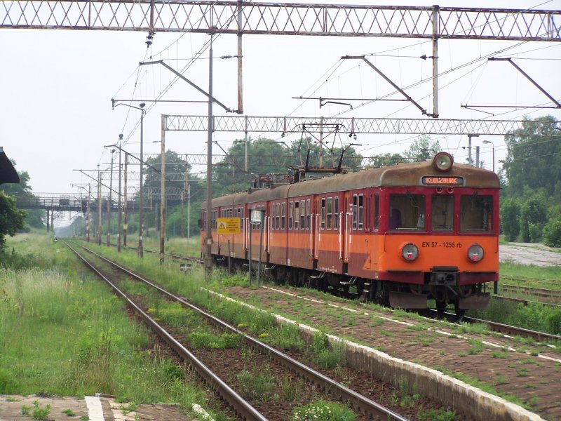 Der Treibwagen Br. EN57 - 1255 rb fuhr im Sommer 2007 als Regionalzug von Katowice nach Kluczbork. Hier bei der Ausfahrt aus dem Bahnhof Olseno.