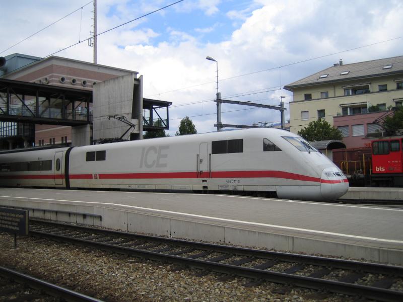 Der eine Triebkopf des ICE 1 BR 401 577-3 ''Basel'' schob am 9.7.05 den ICE 276 nach Berlin Ostbahnhof.