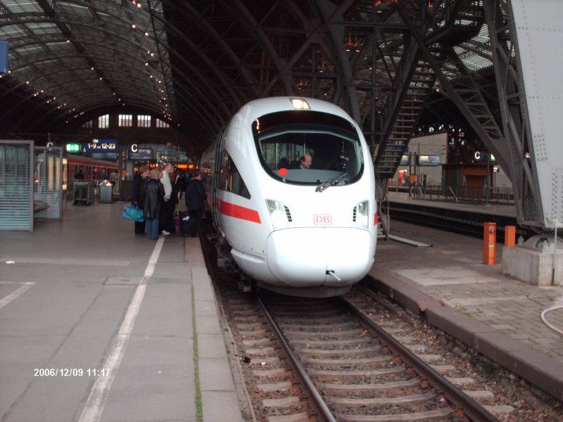 Der Triebkopf des ICE 1650, der von Dresden Hbf kam und nach Wiesbaden weiterfuhr.(aufgenommen in Leipzig Hbf am 09.12.2006)