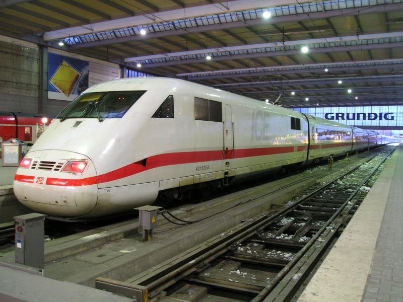 Der Triebkopf eines ICE-1 der am Abend nach Frankfurt/M fahren wird. Die Beleuchtung gefllt mir gut. 
Mnchen, 26.05.2005.
