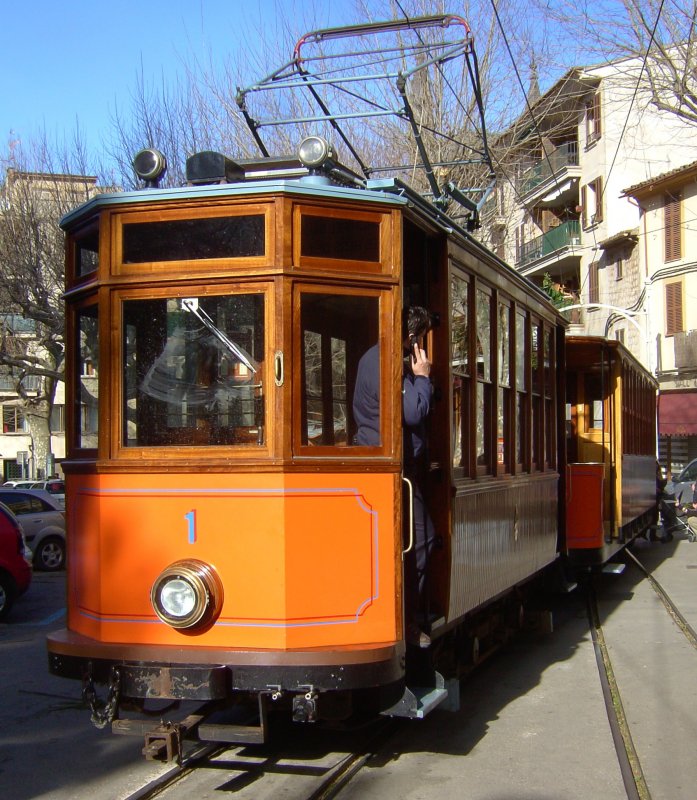 Der Triebwagen 1 mit einem Beiwagen verlt in Krze die Station in Port de Soller. (Aufnahme: 24.01.2009)