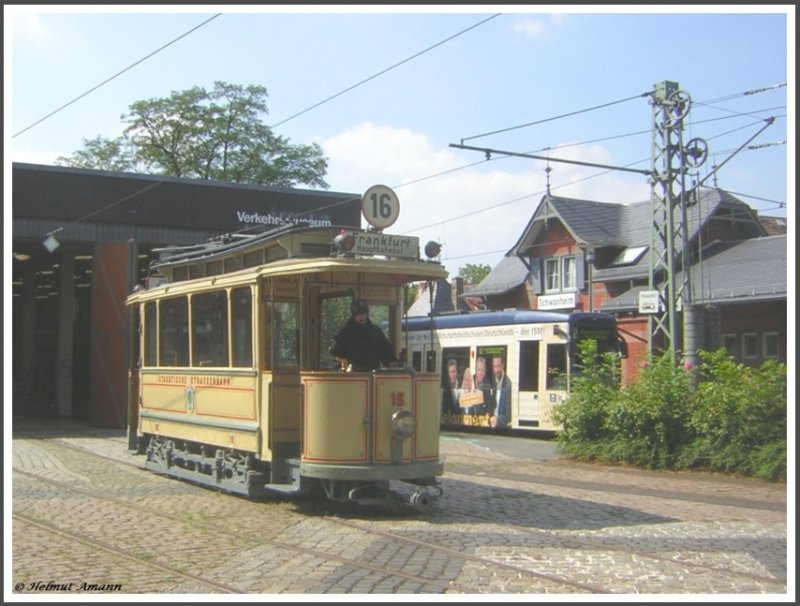 Der Triebwagen 15 vom Typ R der ehemaligen Stdtischen Straenbahn Offenbach (Baujahr 1908 Waggonfabrik Werdau) durfte am 12.08.2007 erstmals seit Jahrzehnten mal wieder an das Tageslicht und stand vor der Halle West des Verkehrsmuseums Frankfurt am Main, nachdem er von dem Museumstriebwagen 112 vom Typ N aus der Halle gezogen worden war. Zur Veranschaulichung der damaligen Arbeitsbedingungen fr die Besucher des Museums steht eine Puppe mit der damals gebruchlichen Winterbekleidung der Straenbahnfahrer am Fahrschalter. Im Hintergrund der S-Triebwagen 263 an der Endhaltestelle Schwanheim vor dem denkmalgeschtzten ehemaligen Stationsgebude aus der Zeit der Frankfurter Waldbahn.